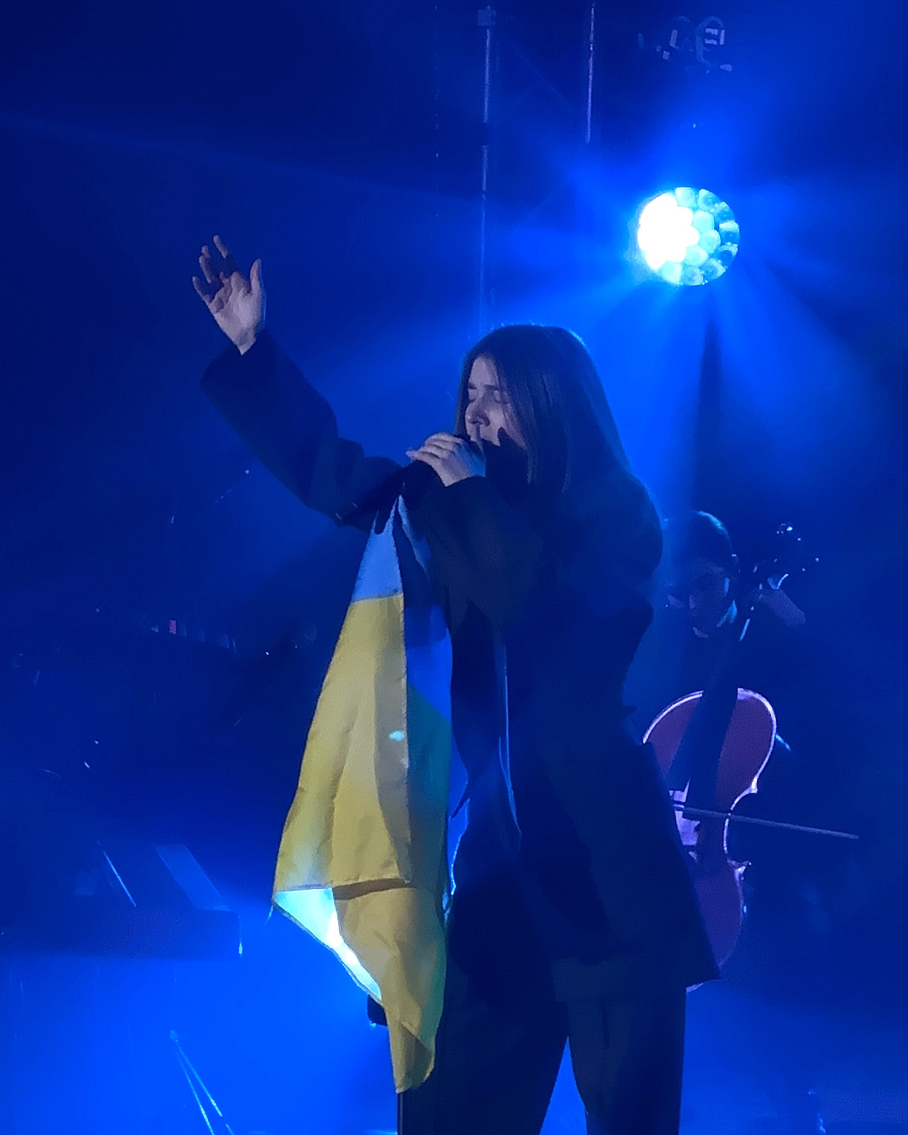 Ukrainas pārstāve Eirovīzijas dziesmu konkursā - sieviete ar tumšiem matiem uz skatuves