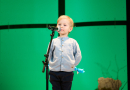 Konkursa dalībnieks dzied uz skatuves mikrofonā