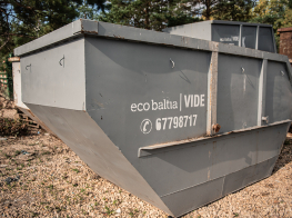 Uzņēmuma Eco Baltia vide pelēks atkritumu konteiners ar uzņēmuma logo