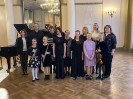 Mūzikas skolas audzēkņi pēc konkursa sapulcējušies uz kopbildi Rīgas Latviešu biedrības nama greznajā zālē