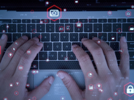Datora tastatūra ar cilvēka rokām, kas raksta uz tās