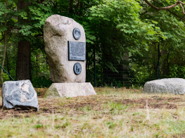 Aprit desmit gadi kopš Jaunmārupē atklāts piemineklis pirmās neatkarīgās Latvijas armijas karavīru godināšanai
