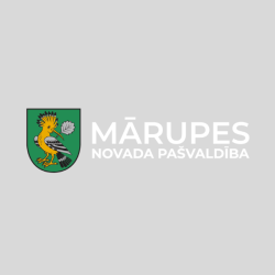 Mārupes novada ģerbonis, krāsains, baltiem burtiem, horizontāls