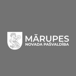 Mārupes novada ģerbonis ar uzrakstu, balts, horizontāls