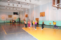 Bērni spēlē basketbolu