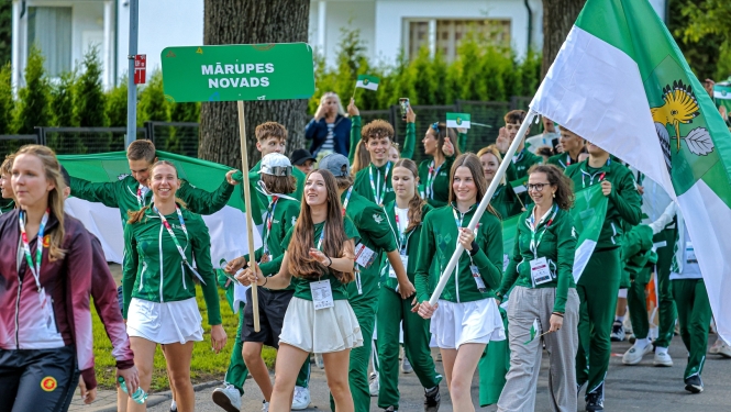 Sporta delegācija gājienā 