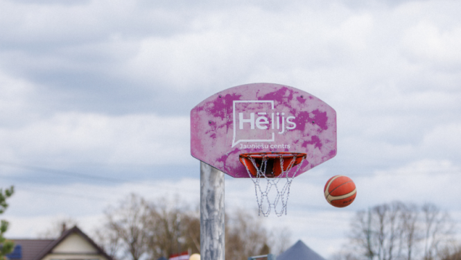 Jauniešu centra laukuma basketbola grozs