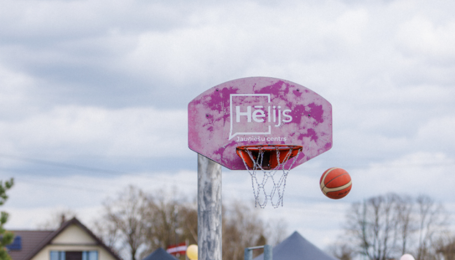 Jauniešu centra laukuma basketbola grozs
