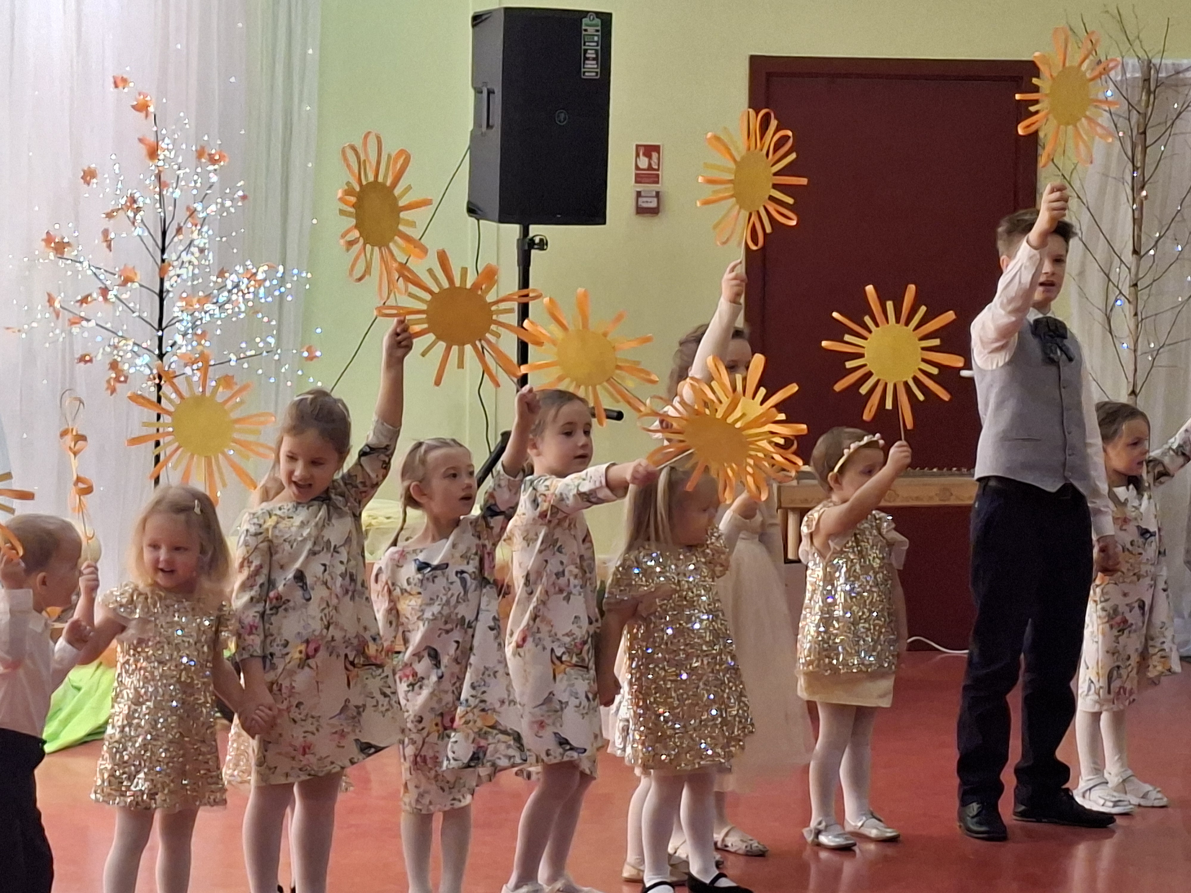 Mazi bērni ar papīra saulītēm rokās