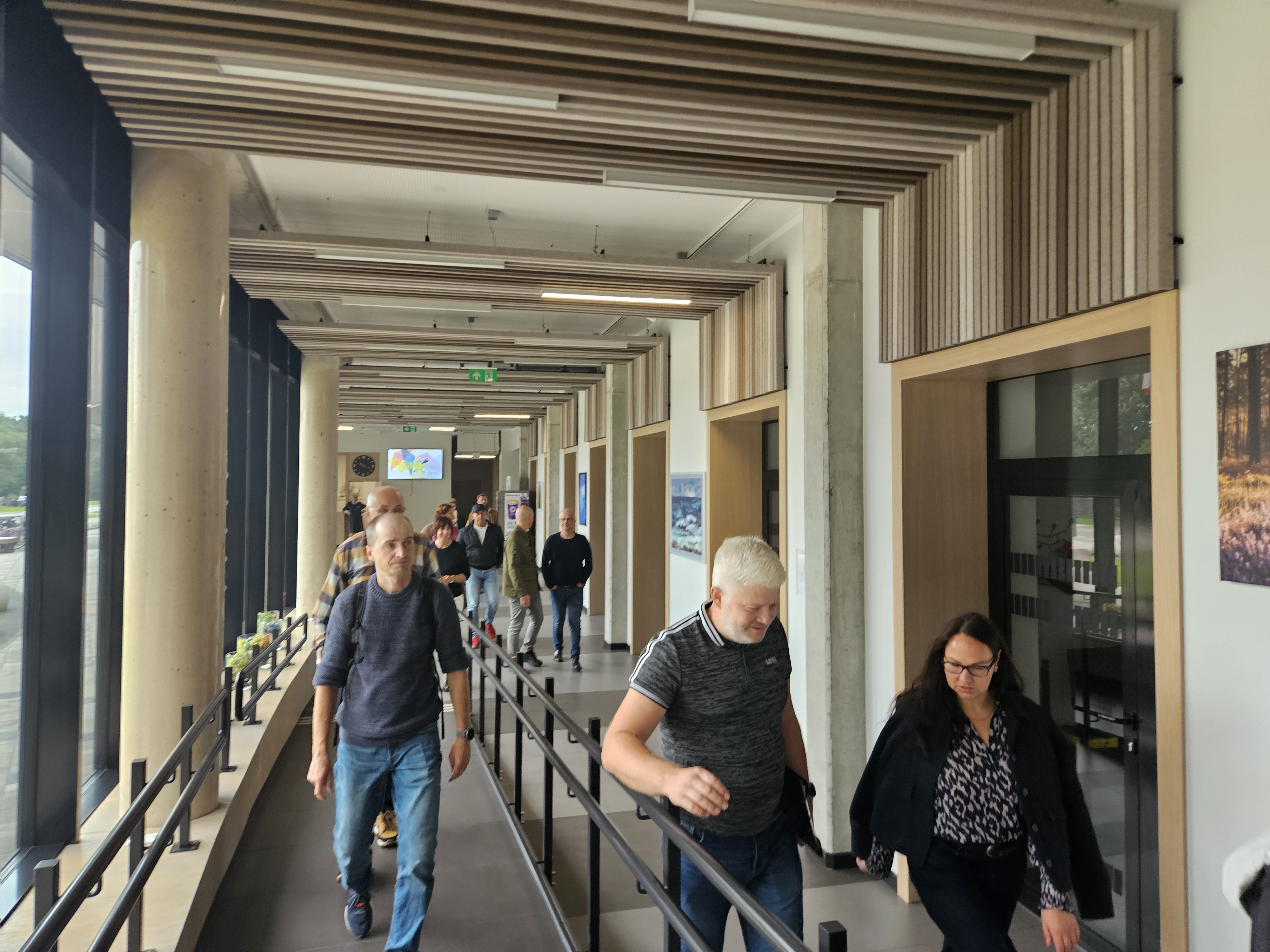 Foto no Mārupes Mūzikas un mākslas skolas iekštelpām, kur konkursa “Energoefektīvākā ēka Latvijā 2025” žūrija dodas pa Mārupes Mūzikas un mākslas skolas gaiteni