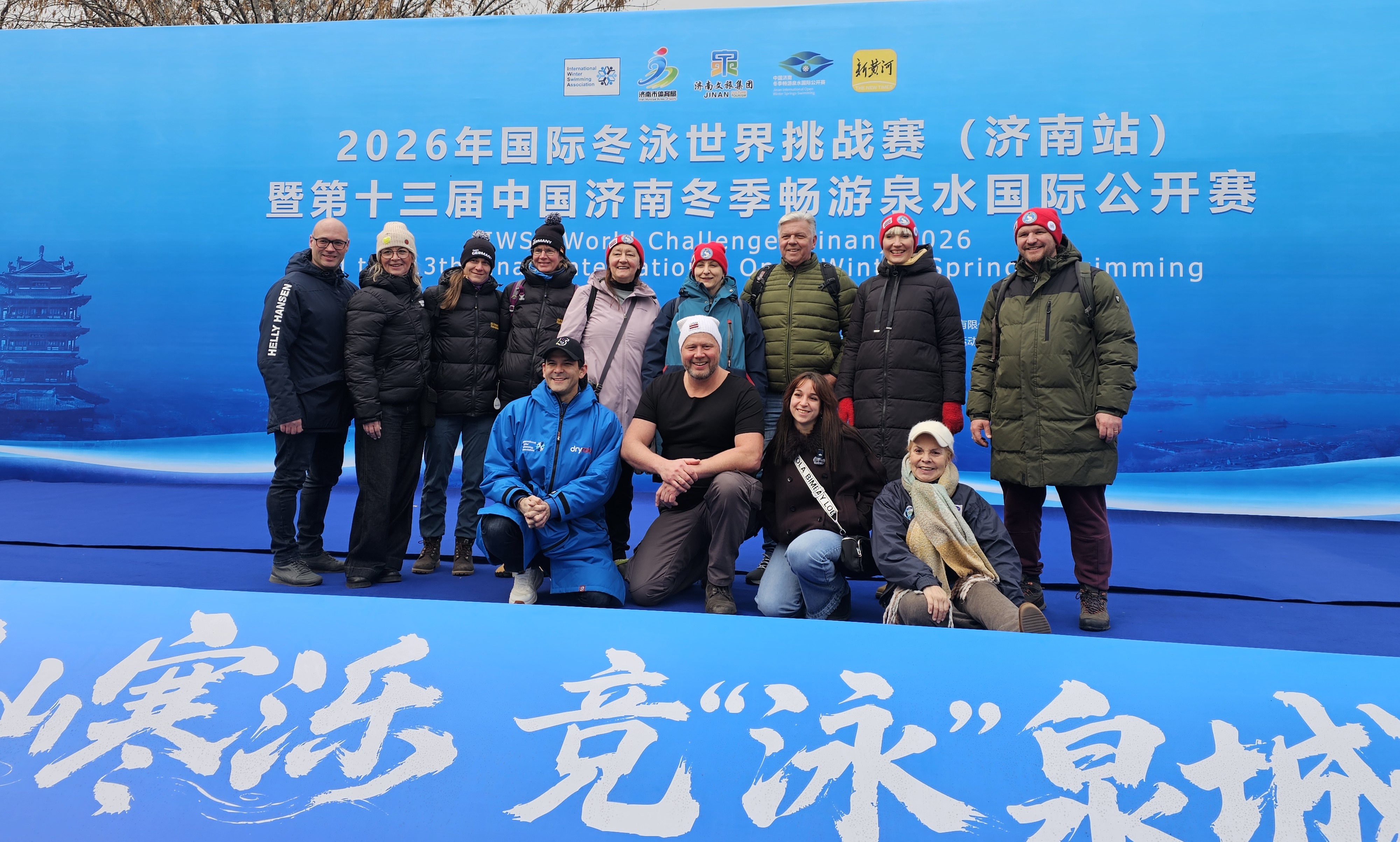 Daudz cilvēki uz zila fona