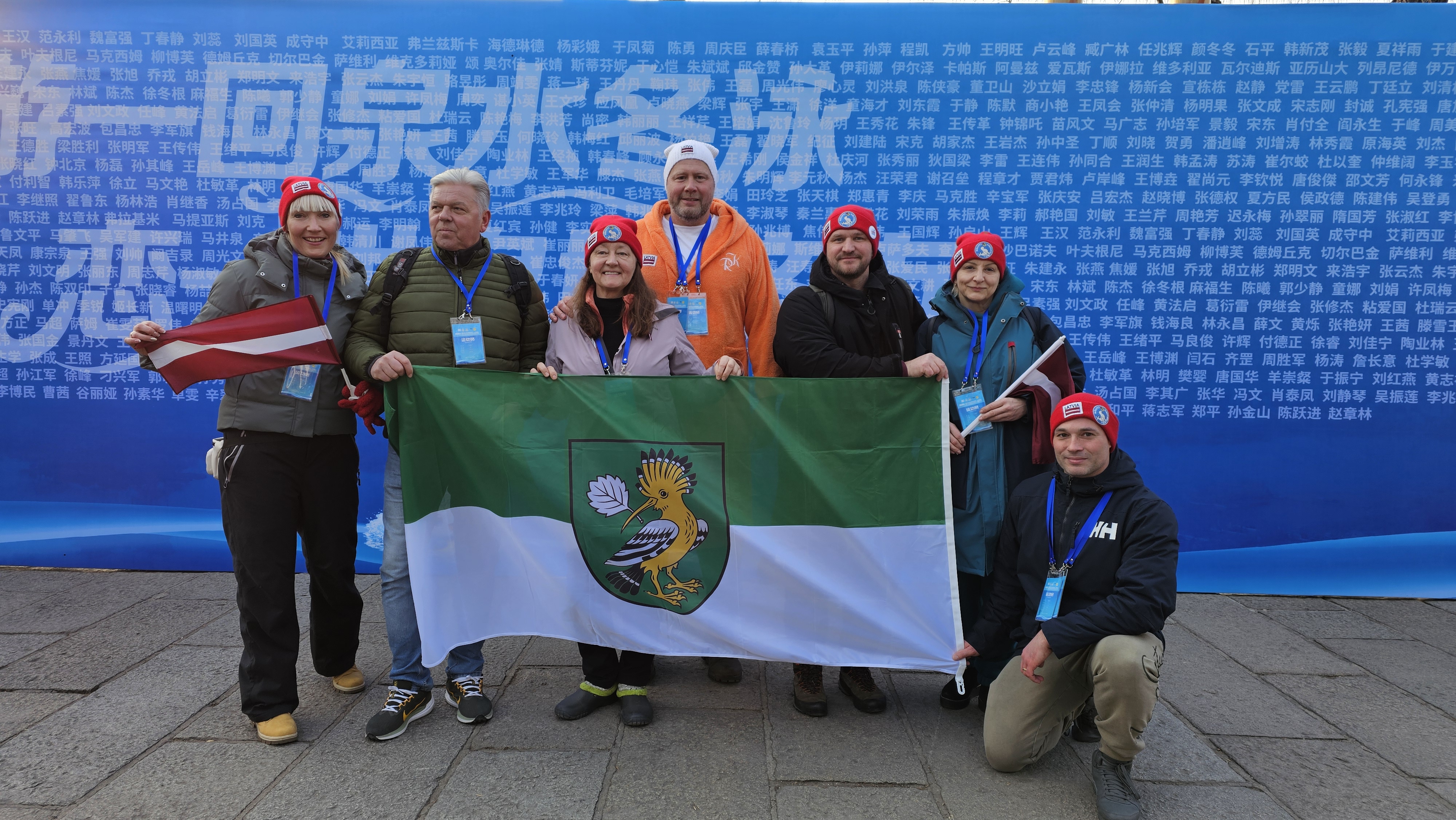 Daudz cilvēki uz zila fona