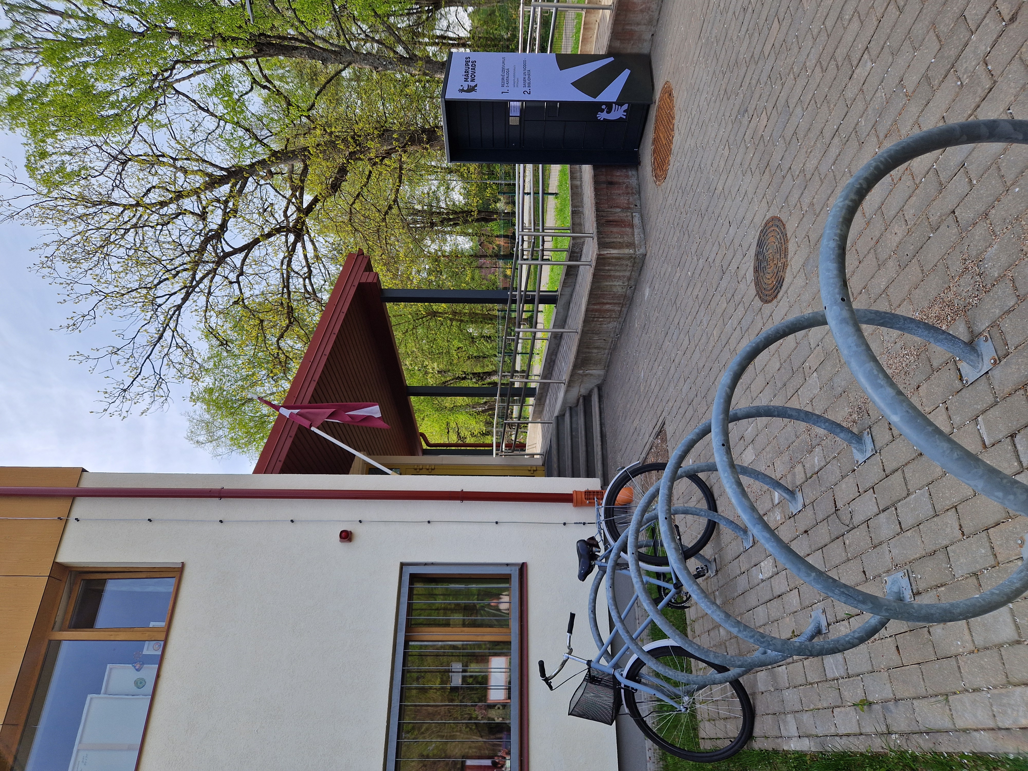 bibliotēkas ieeja