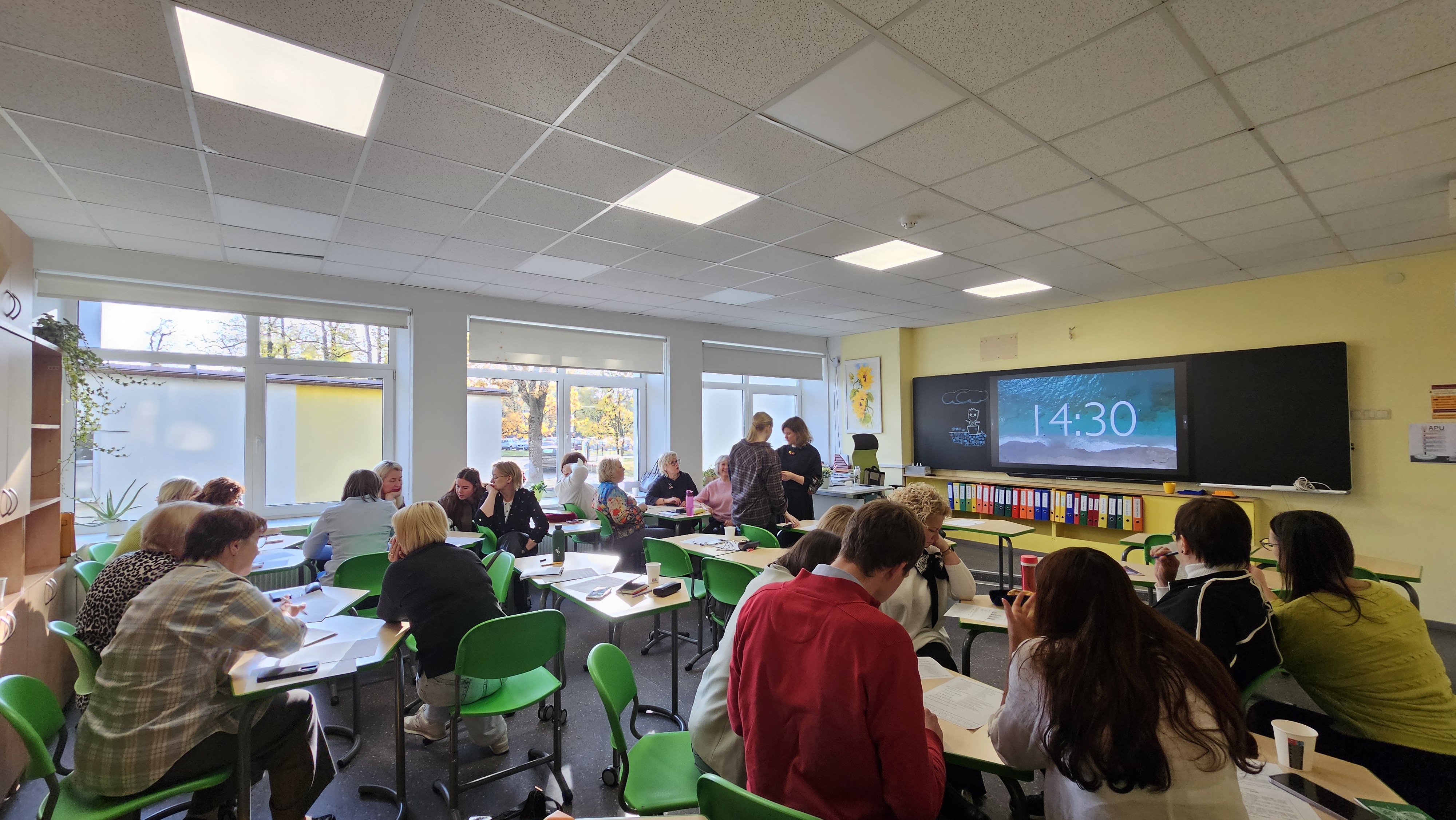 Cilvēki sēž telpā