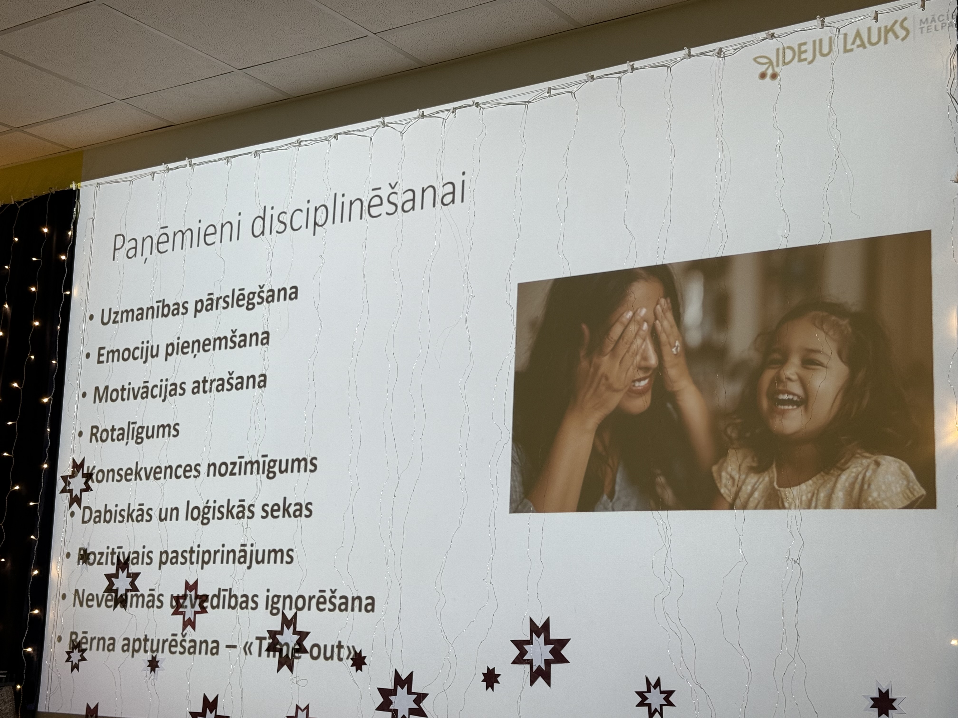 Projektors ar tekstiem un attēlu