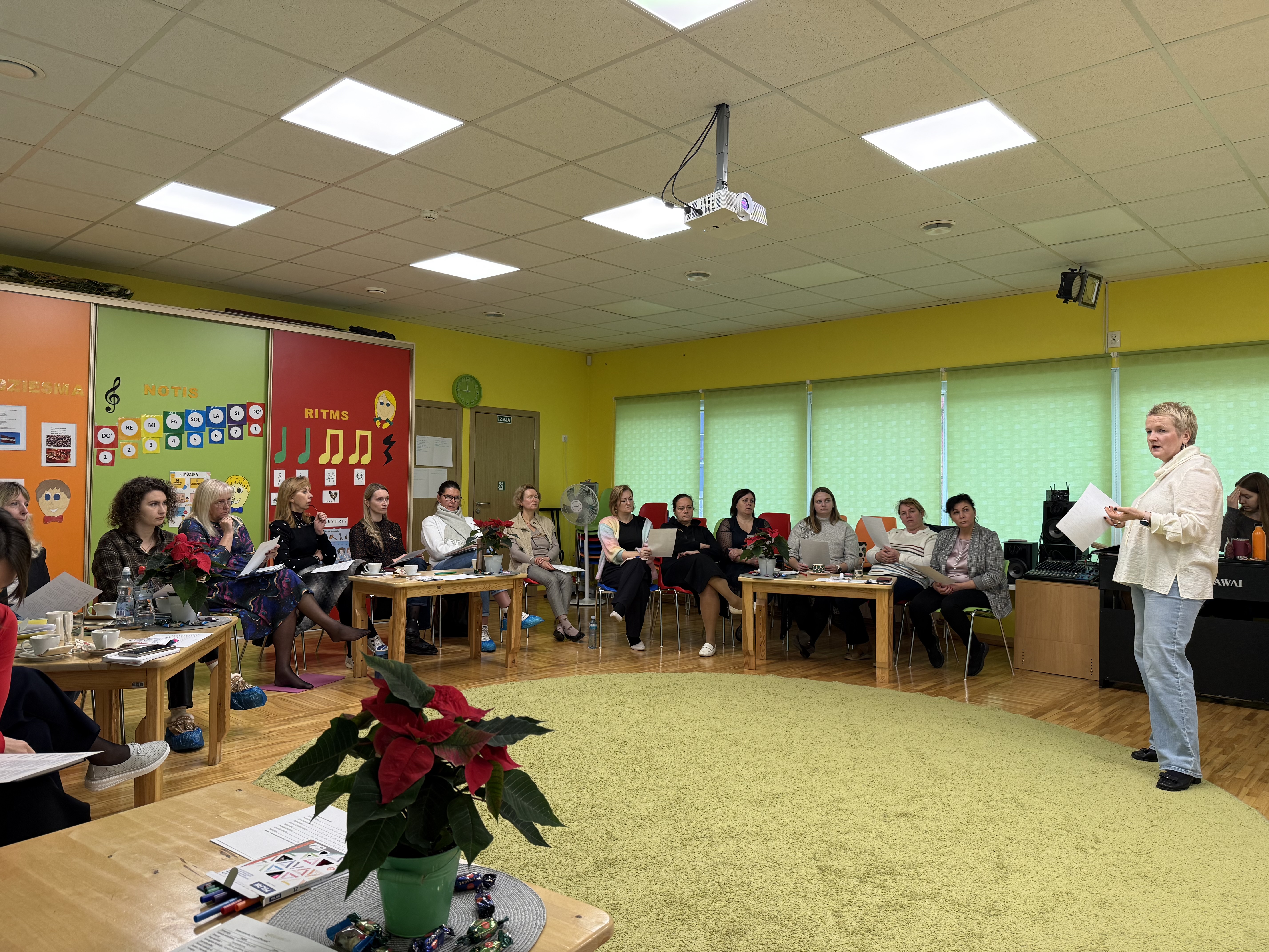 Daudz cilvēki sēž telpā