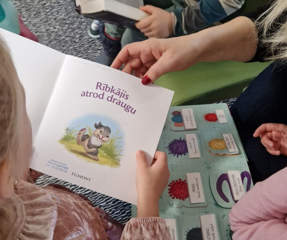 Grāmata bērna rokās