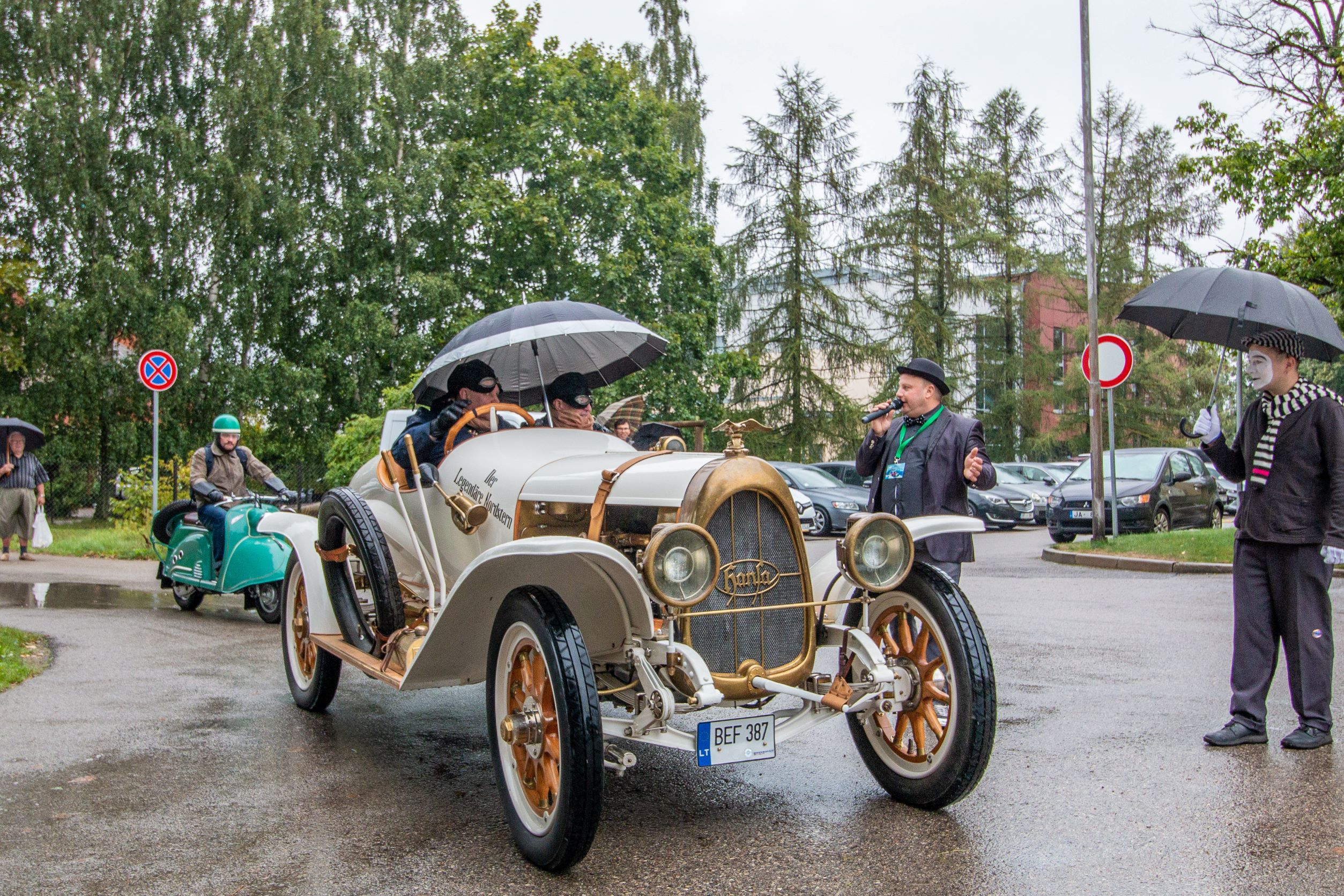 Aizritējis starptautiskais seno spēkratu salidojums “Retro Jūrmala Piņķos”