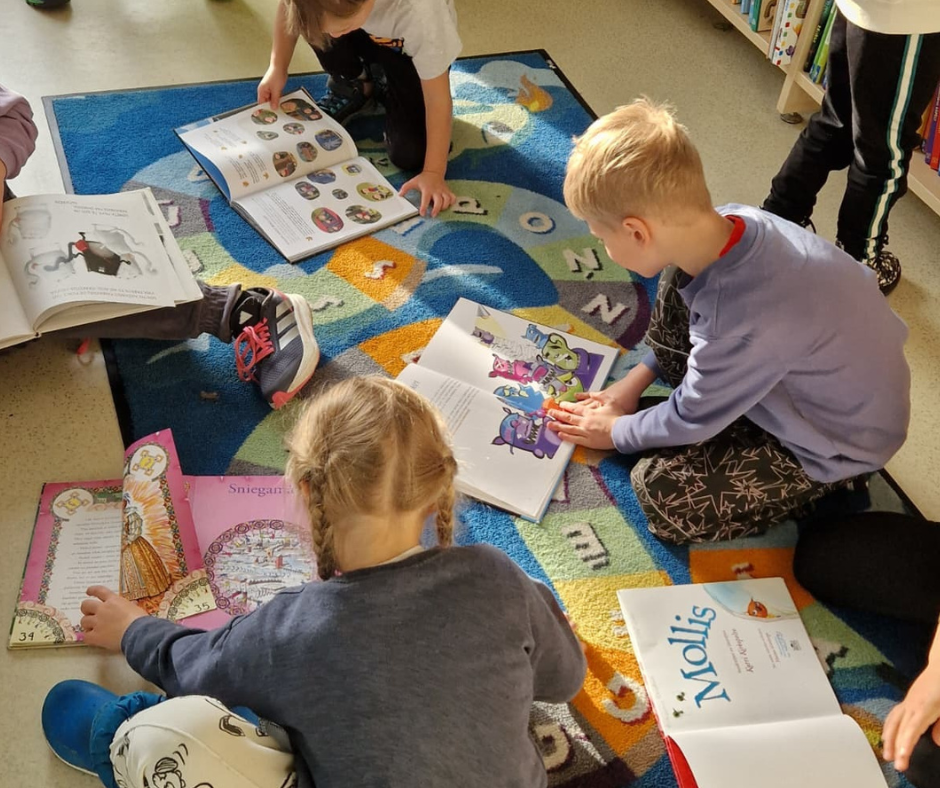 Bērni sēž uz grīdas