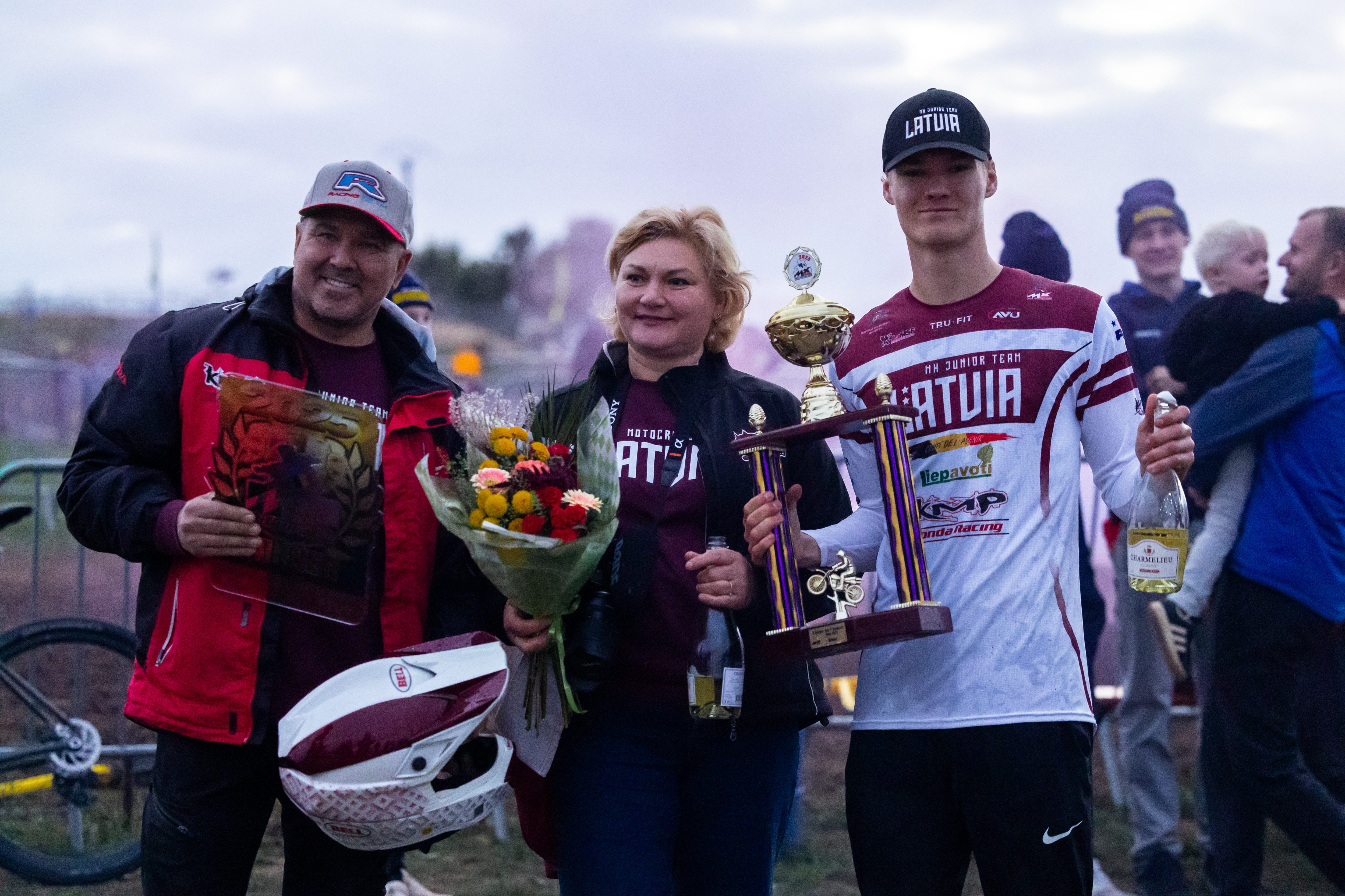 Trīs cilvēki