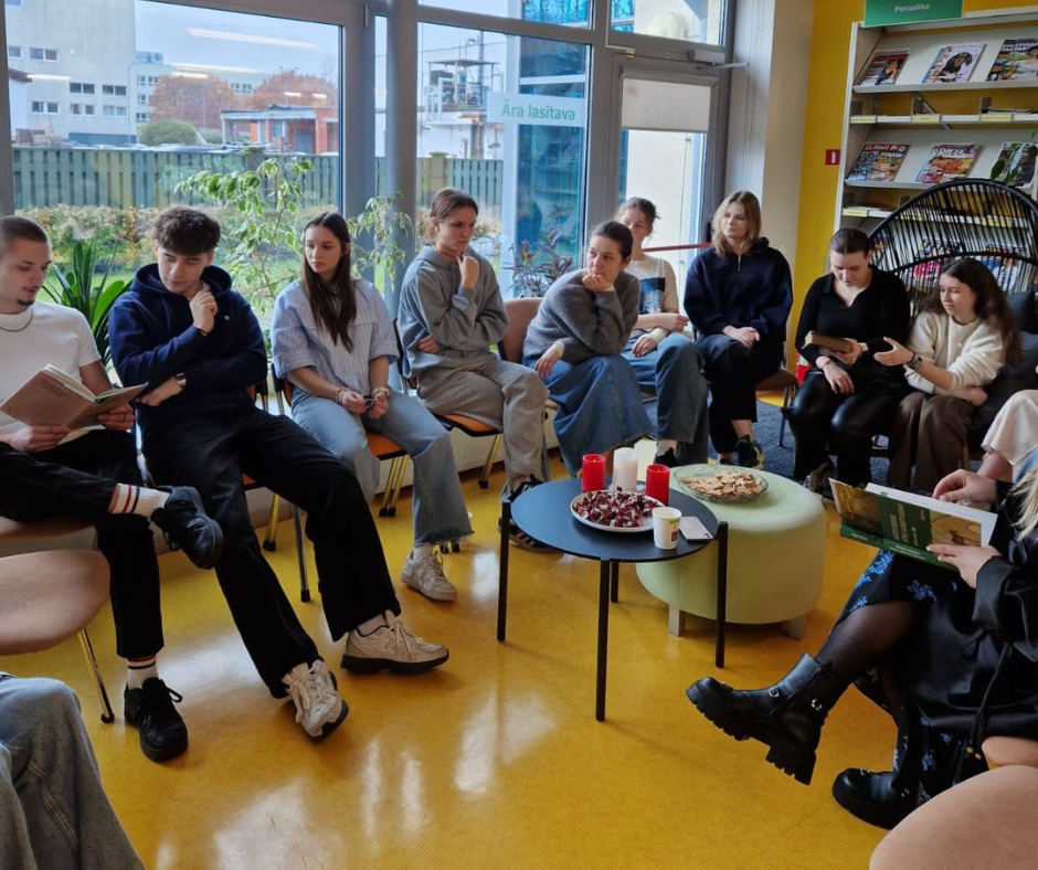 Vairāki skolēni vienkopus