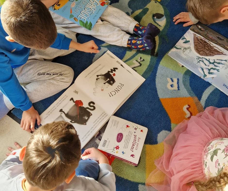 Bērni sēž uz grīdas