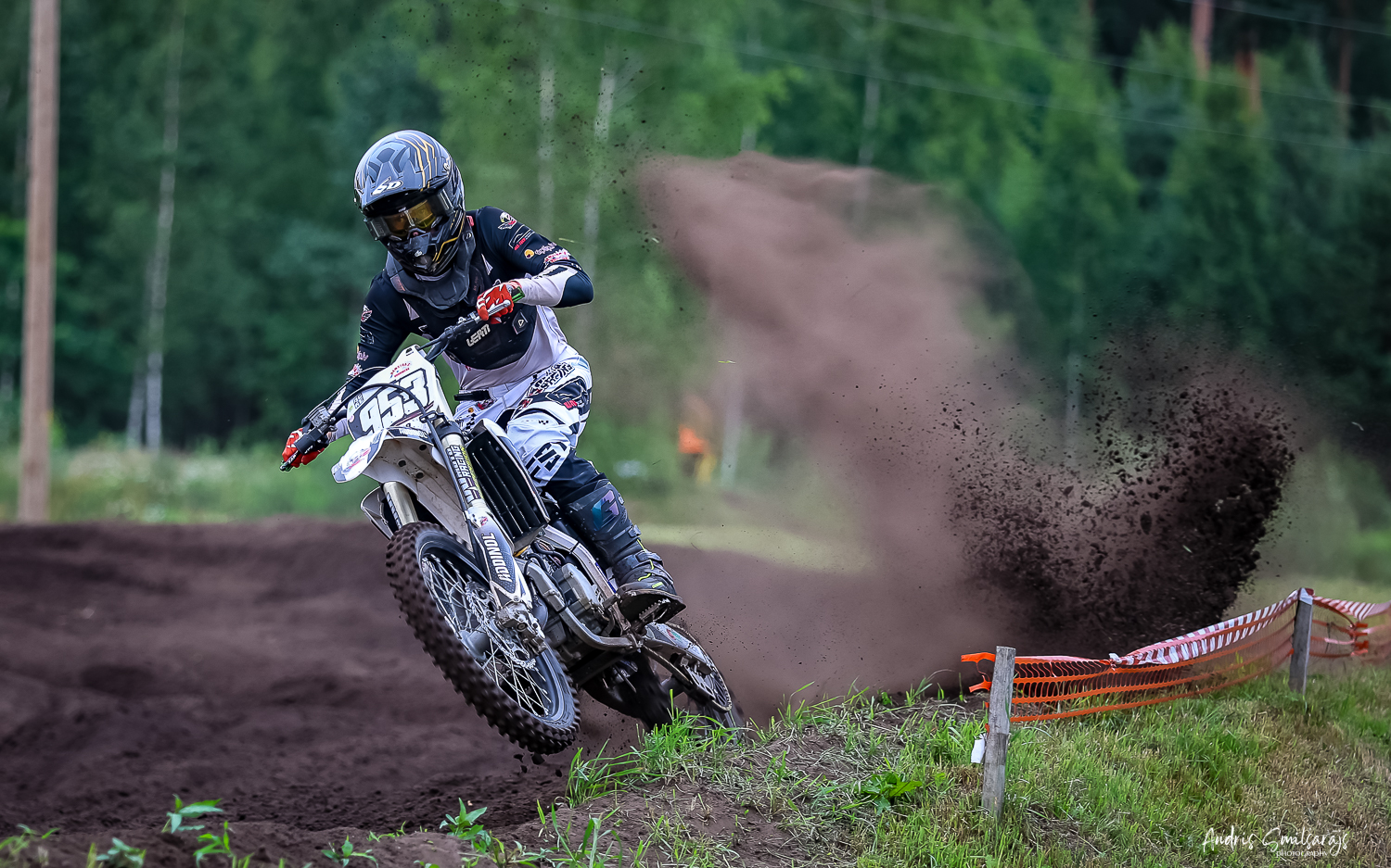 motokrosa braucējs trasē