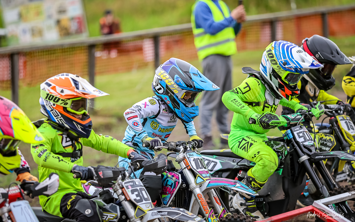 Motokrosa braucējs trasē