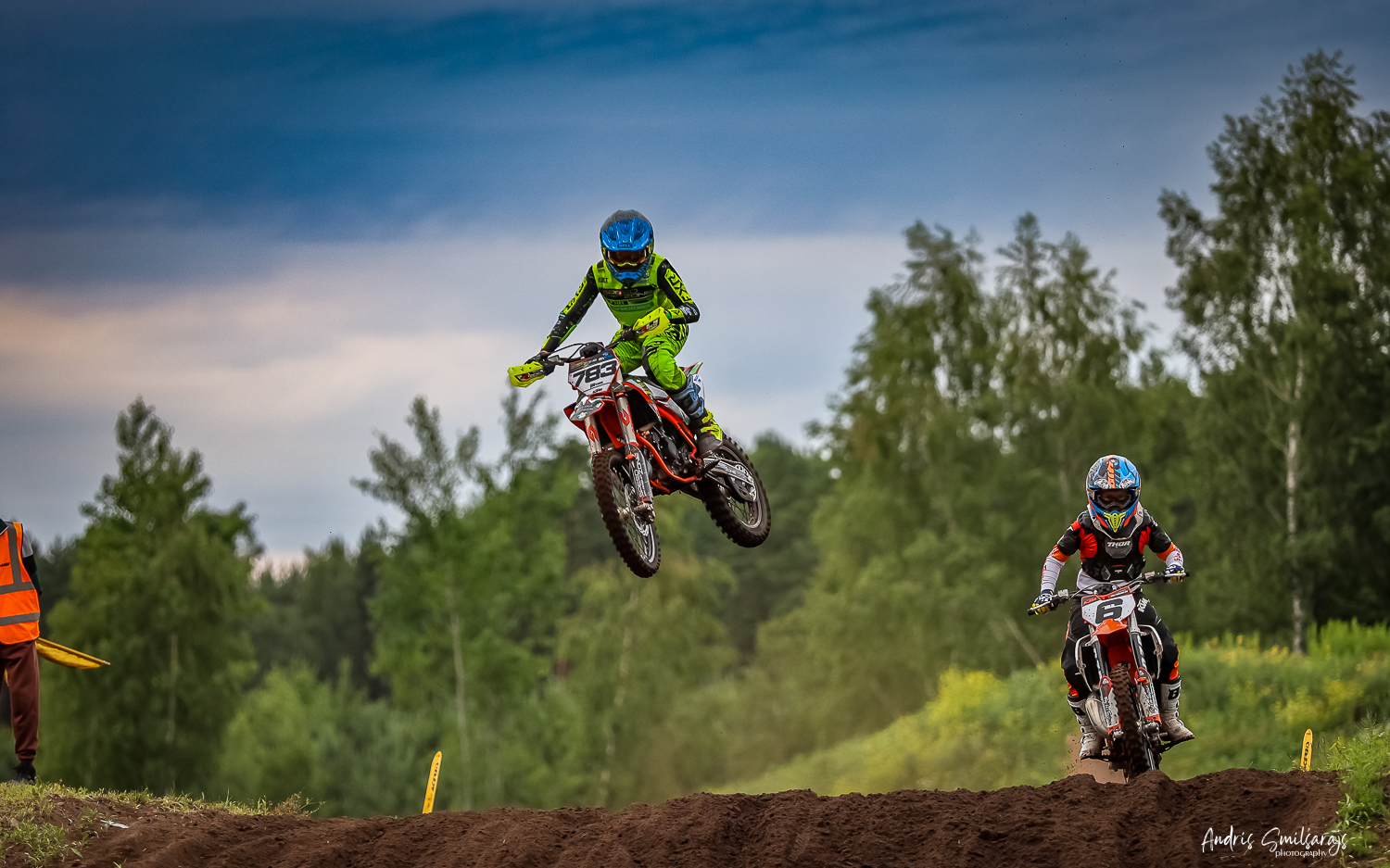 motokrosa braucējs gaisā lec pāri trasei