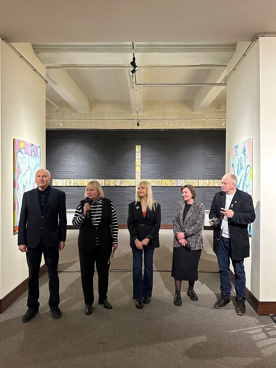 Četri cilvēki stāv