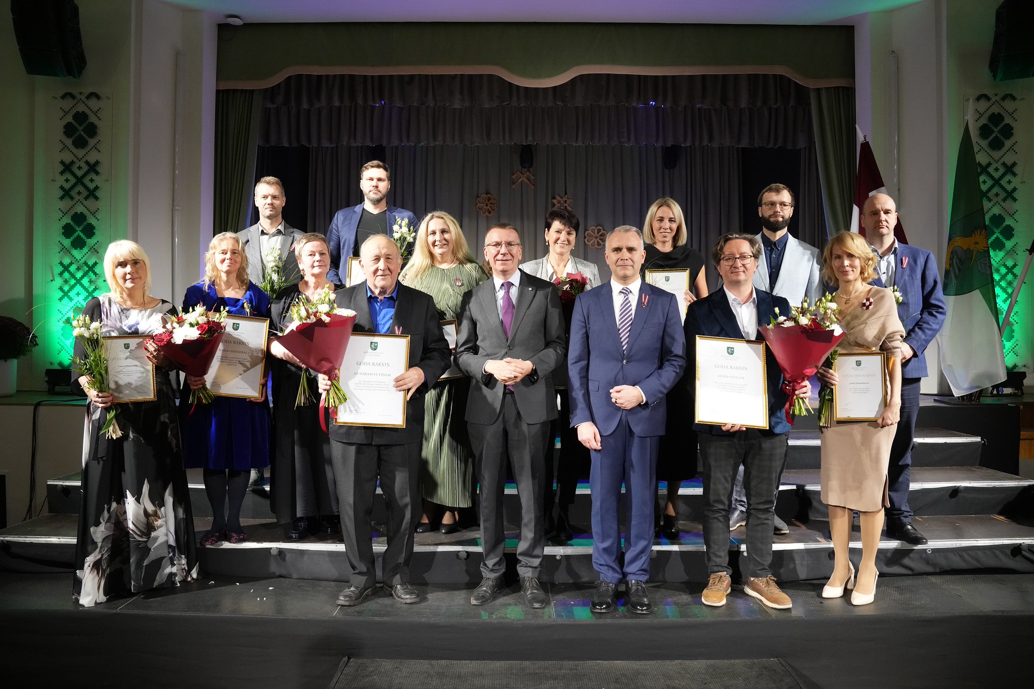 Apbalvojumu saņēmēji pozē