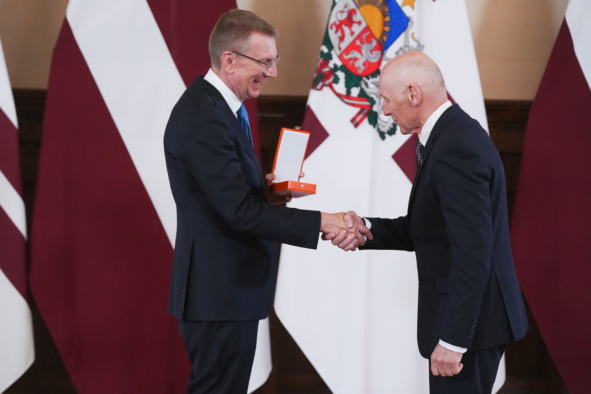 Jānis Lagzdkalns saņem apbalvojumu no Valsts prezidenta