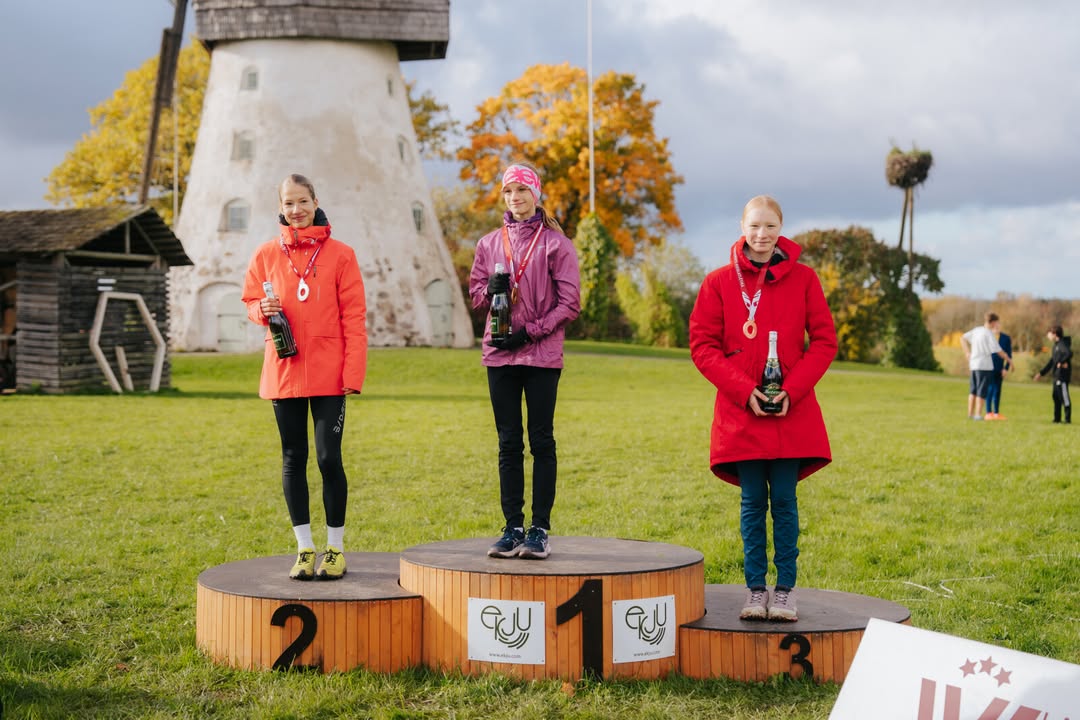 Trīs sievietes stāv uz pjedestāla