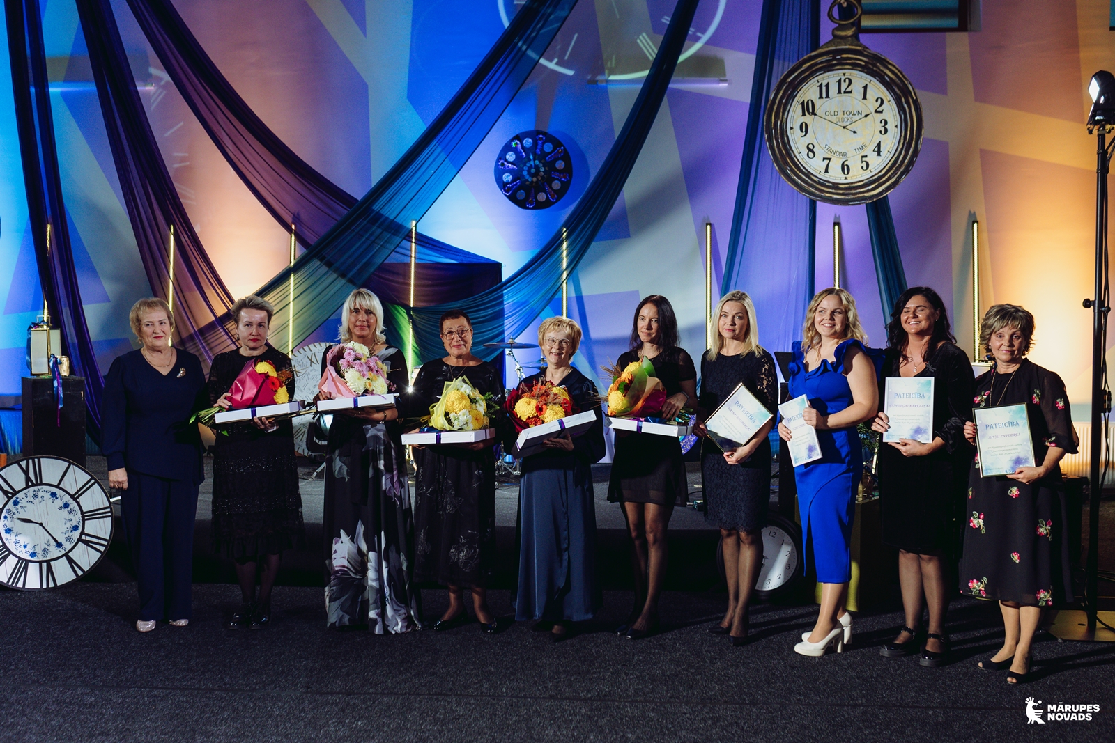 Vairāki cilvēki nostājušies