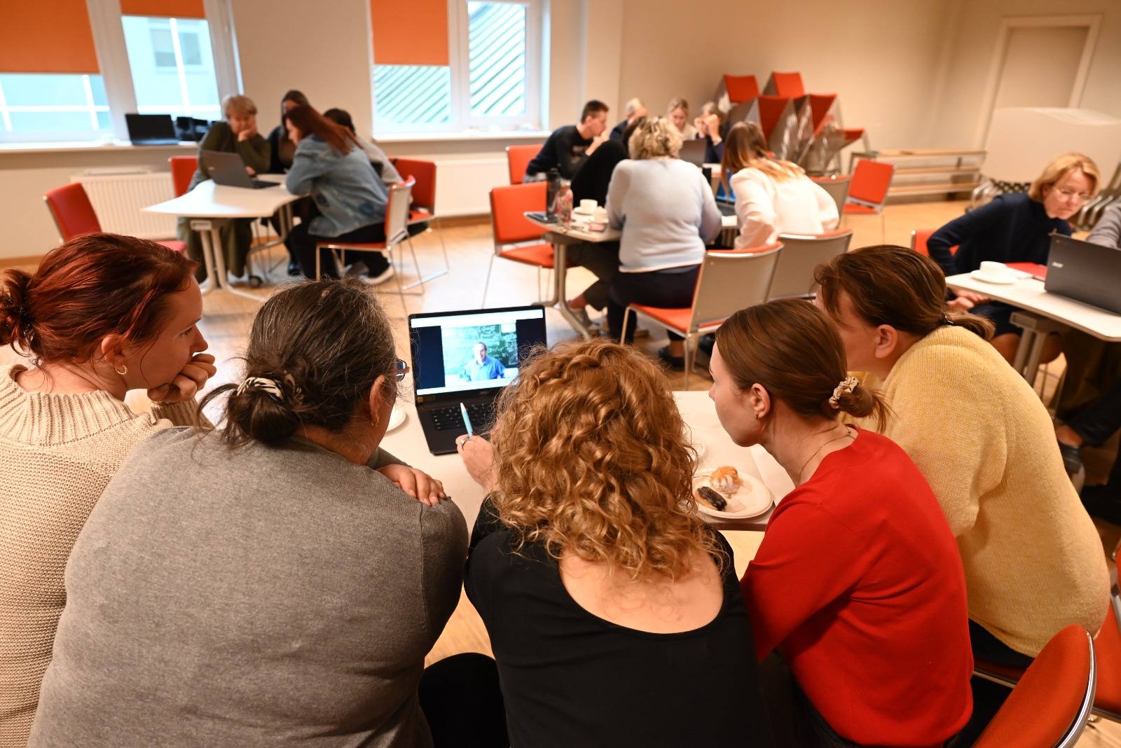 Cilvēki sēž pie datoriem