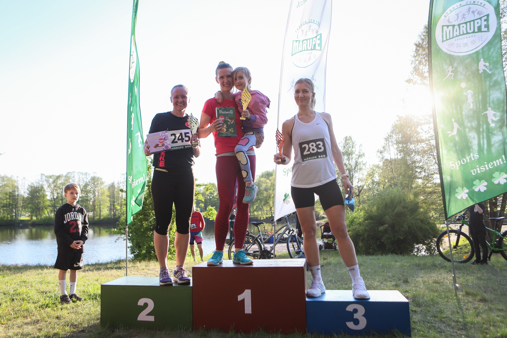 trīs sievietes uz pjedestāla