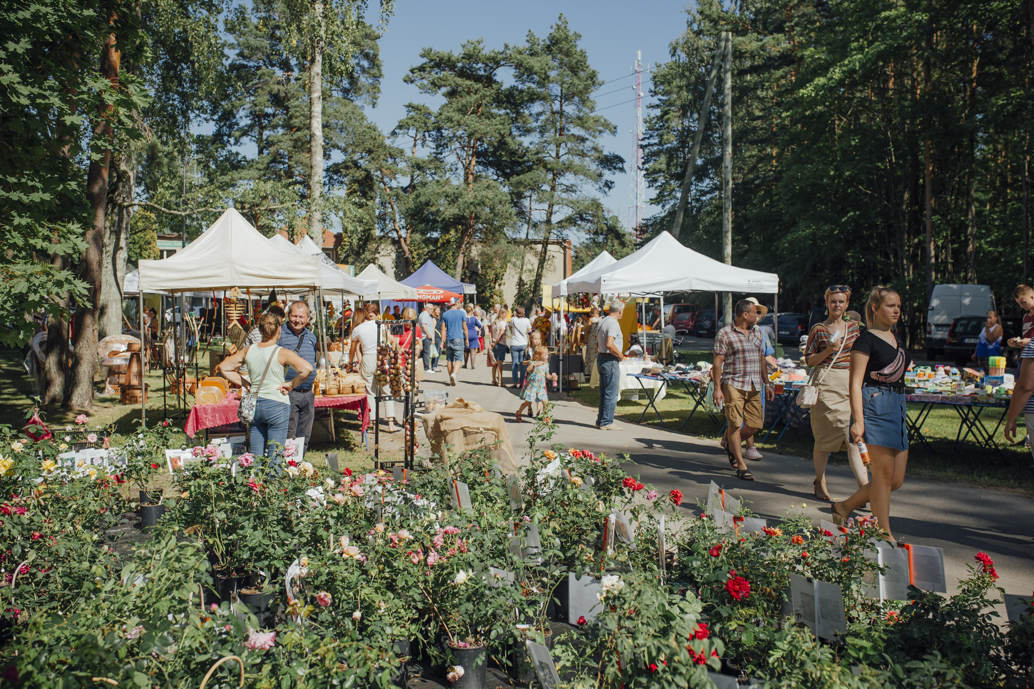 Pasākuma tirdziņš ar baltām teltīm