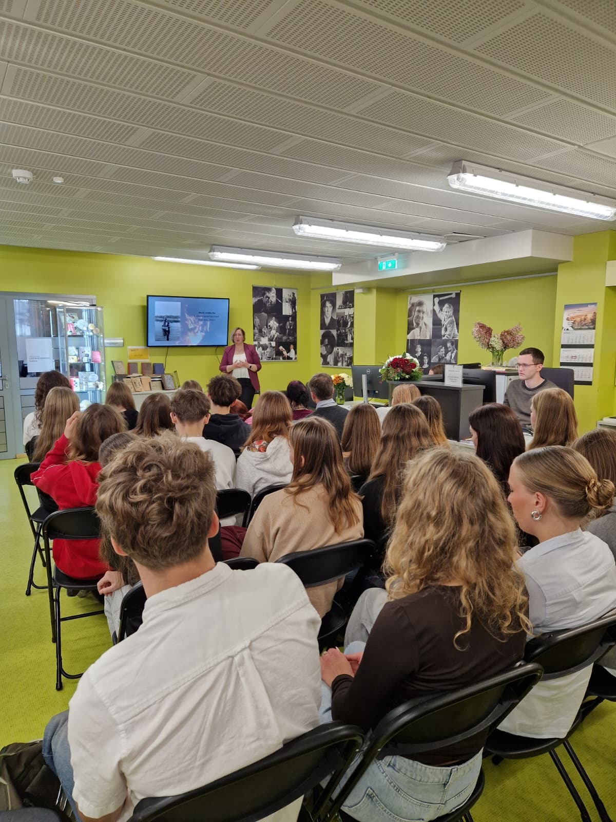 Daudz cilvēki sēž