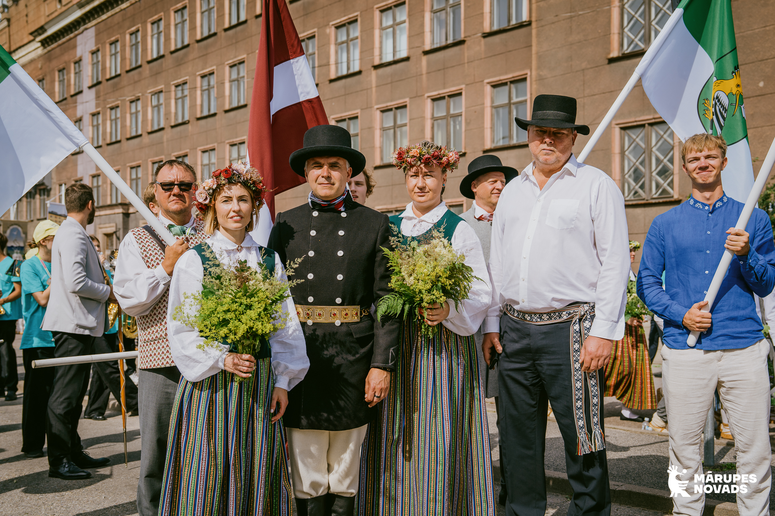 Cilvēki tautas tērpos