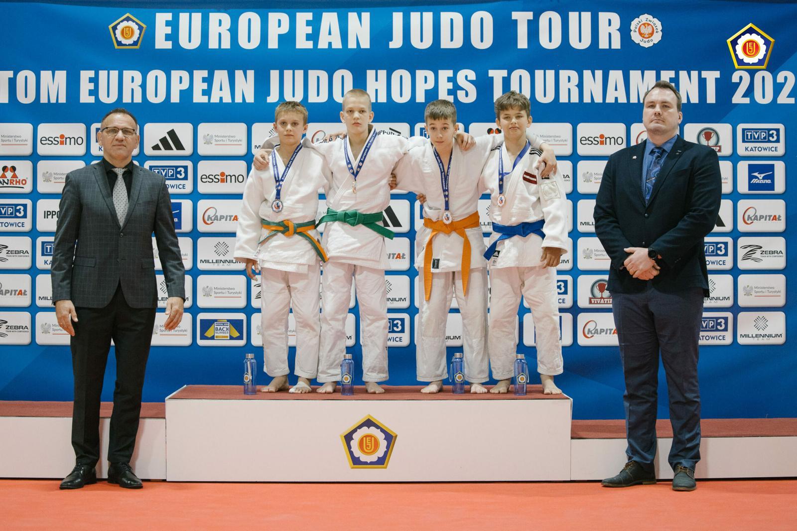 četri puiši baltos kimono stāv uz pjedestāla