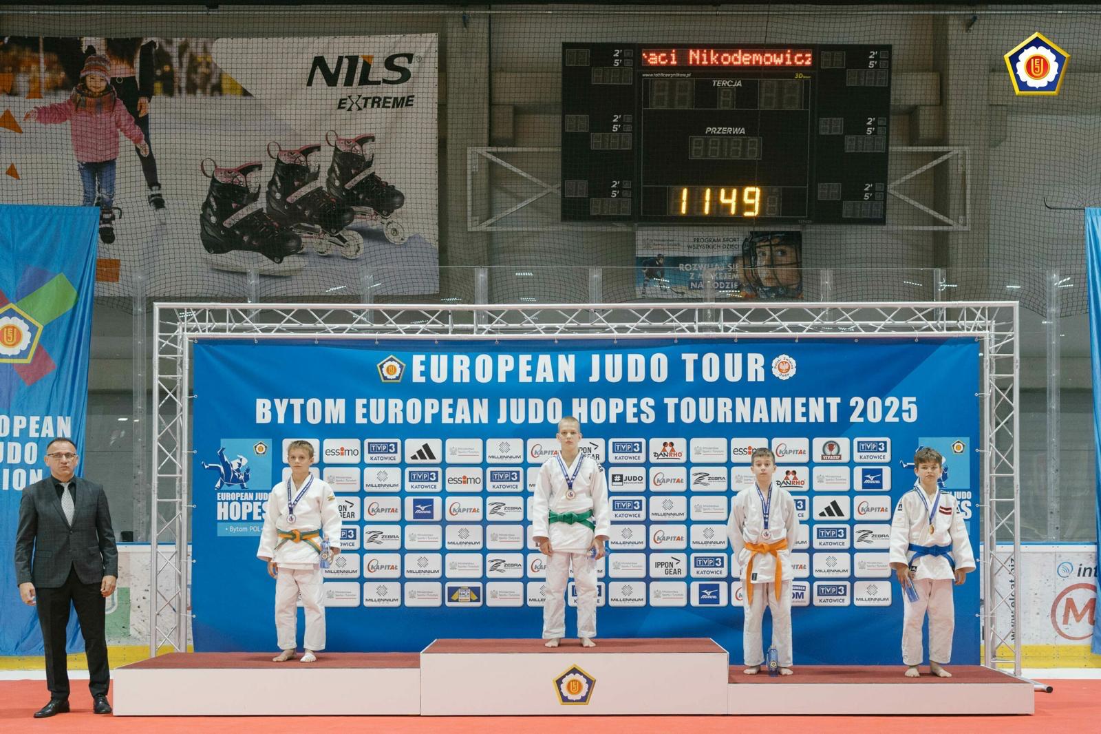 četri puiši baltos kimono stāv uz pjedestāla