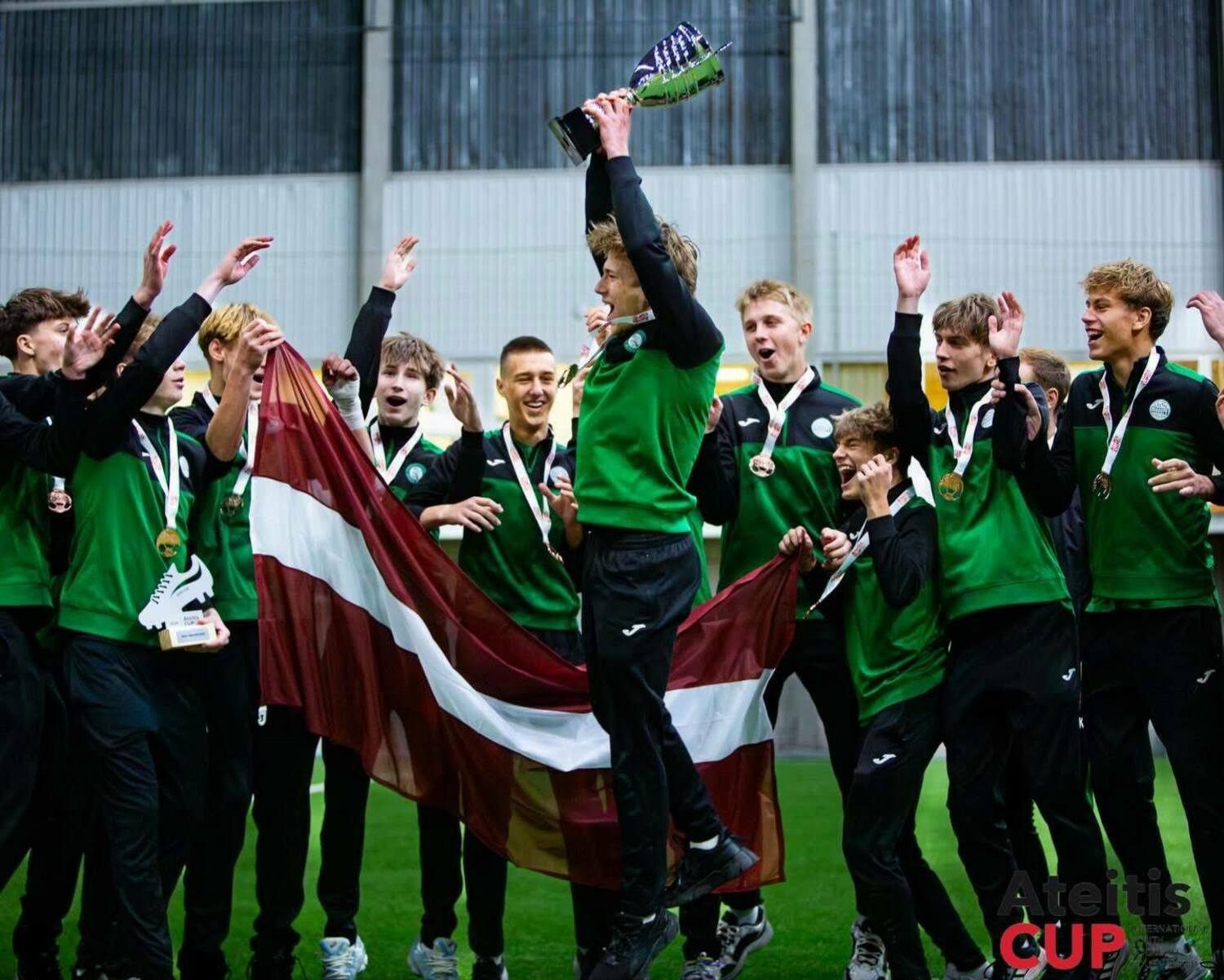 Vairāki puiši zaļos tērpos