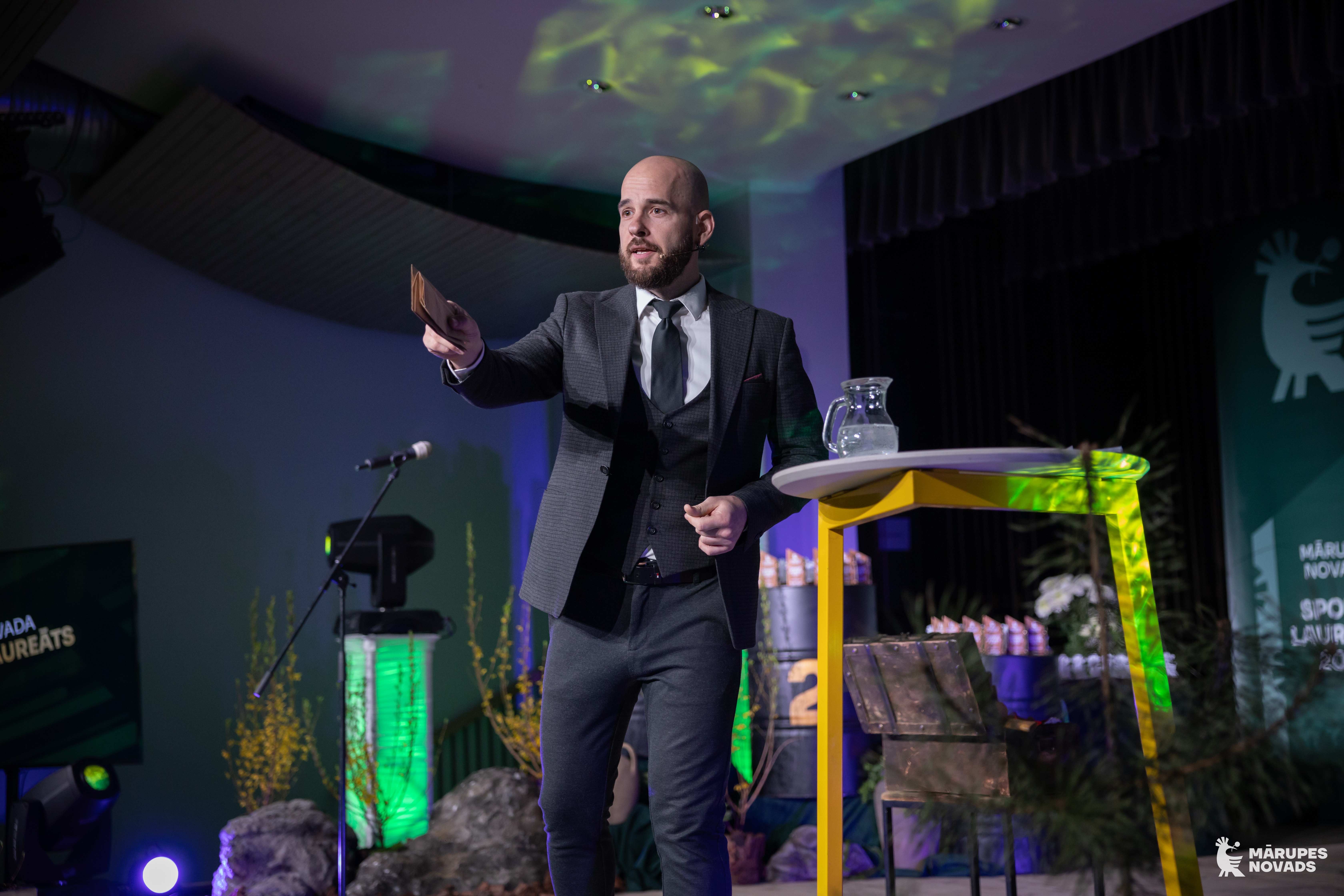 Vīrietis uz skatuves