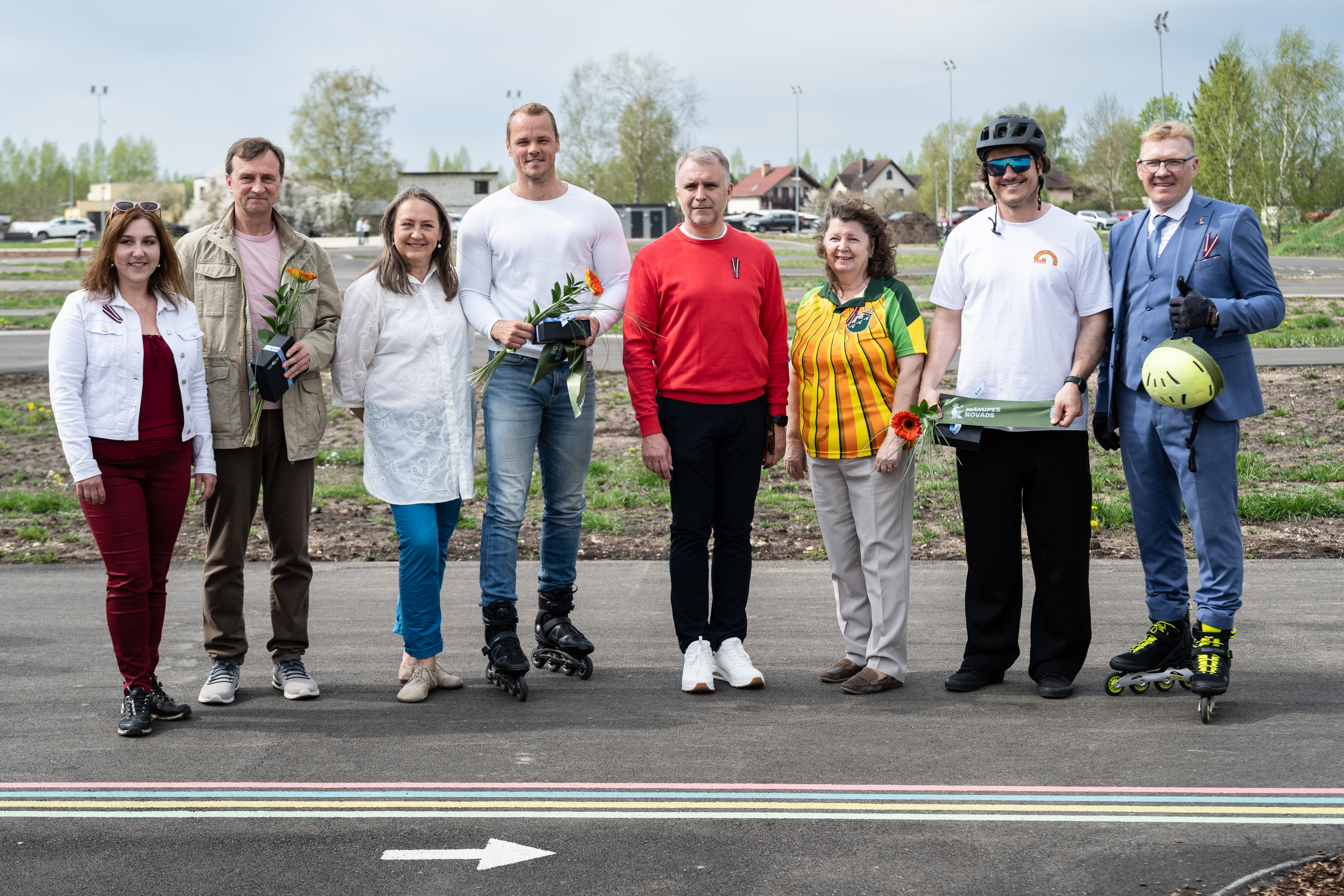 cilvēku grupa brīvdabas pasākumā