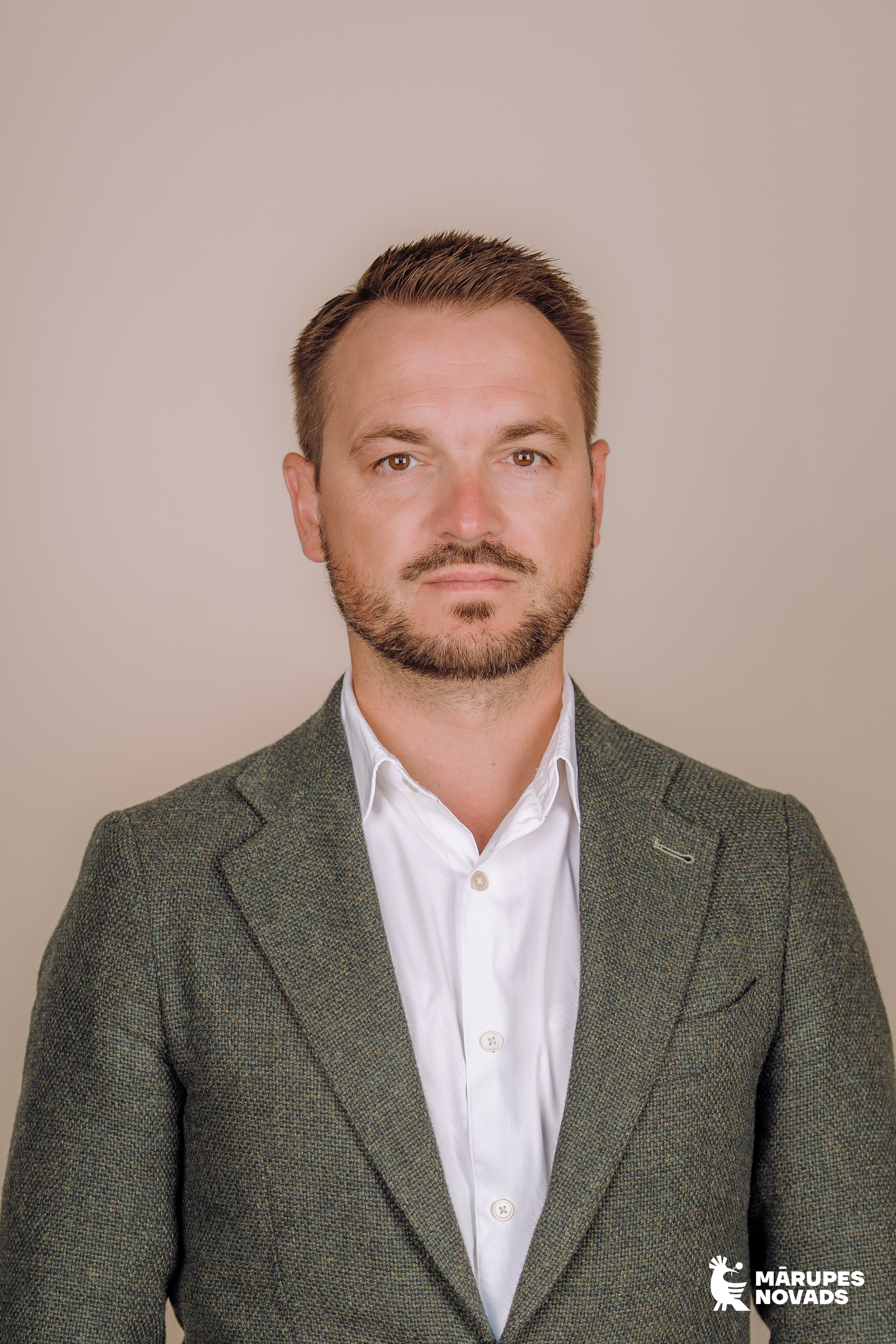 Vīrieša portrets uz gaiša fona