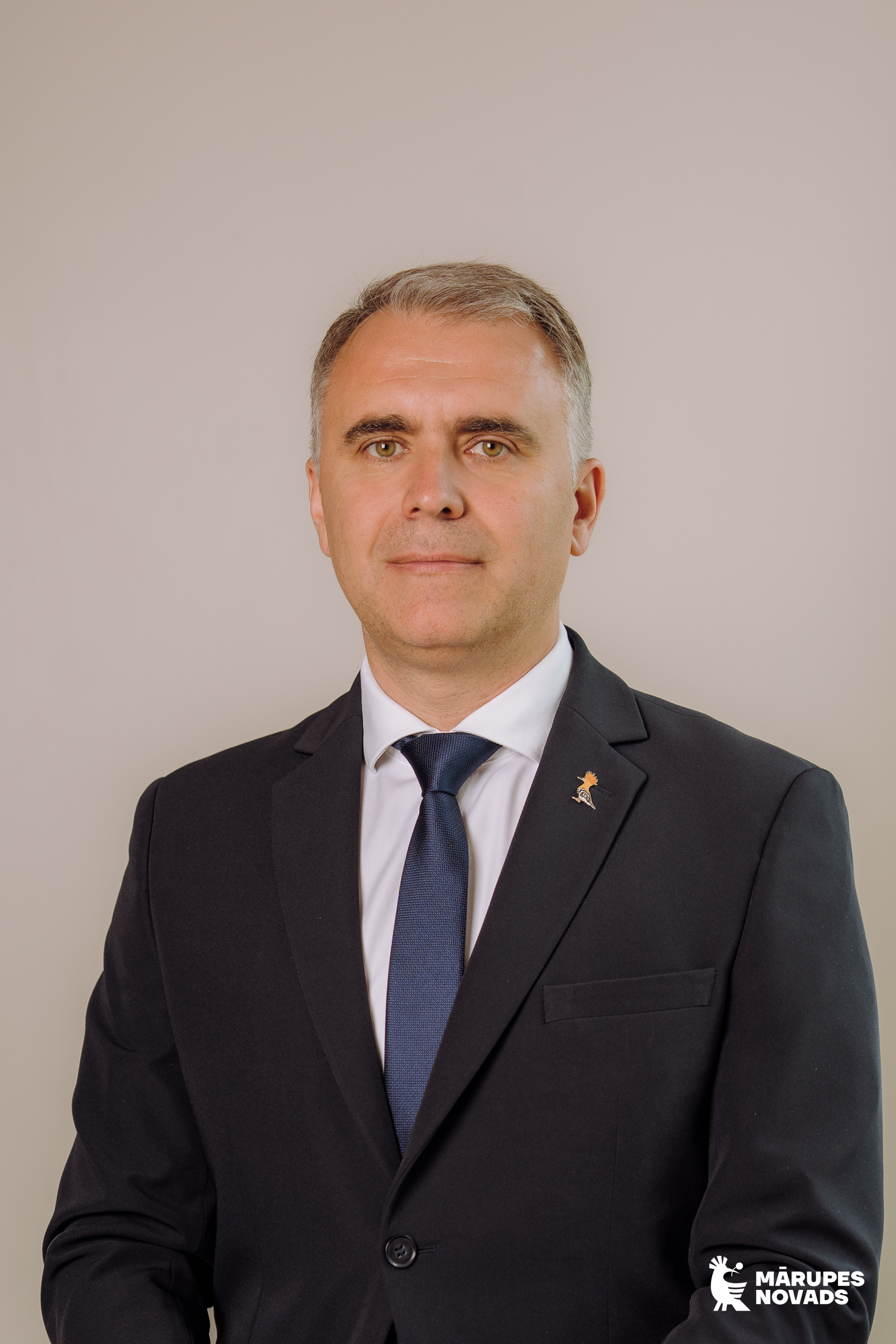 Vīrieša portrets uz gaiša fona