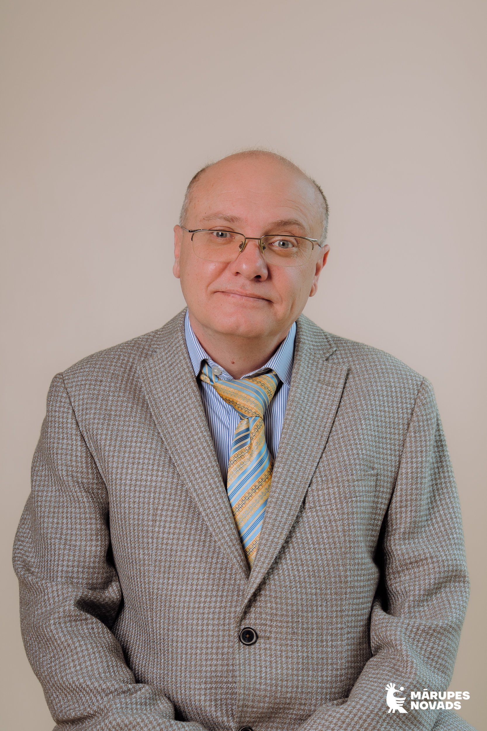 Vīrieša portrets uz gaiša fona