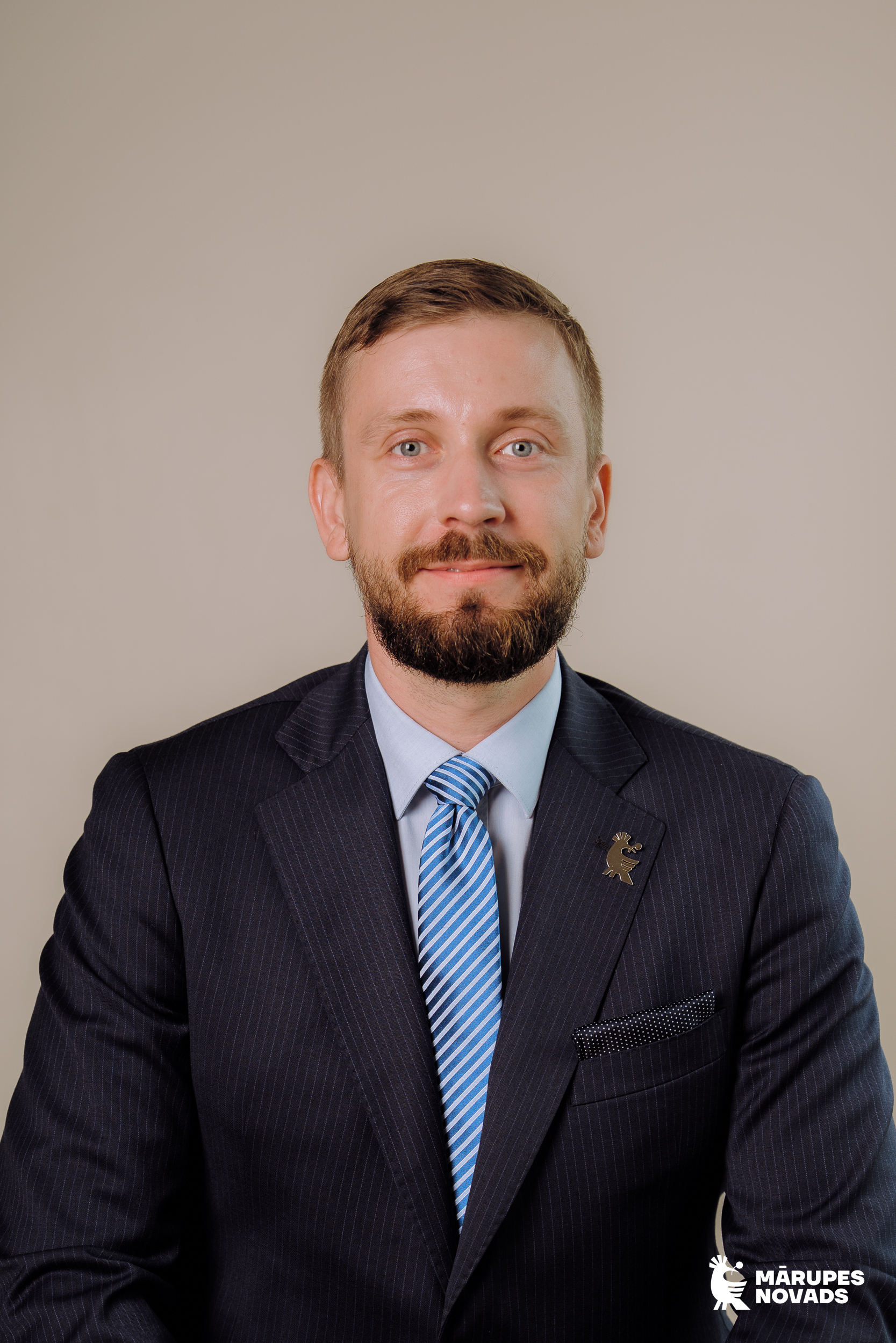 Vīrieša portrets uz gaiša fona