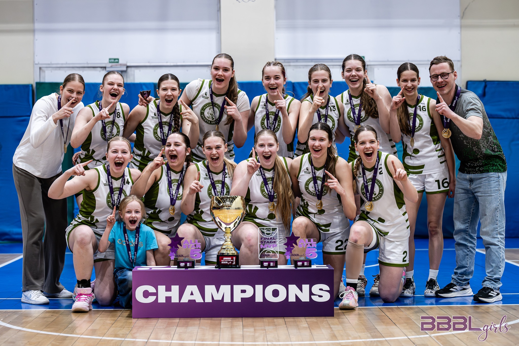 sporta komandas foto gaišā telpā