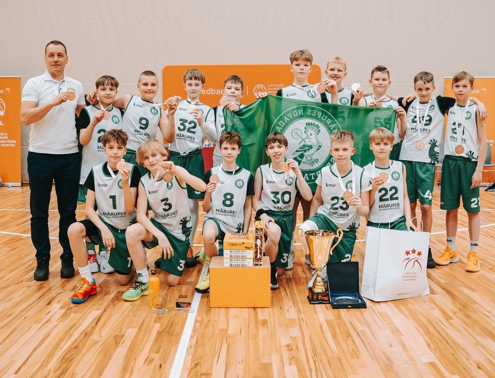 sporta komandas foto gaišā telpā